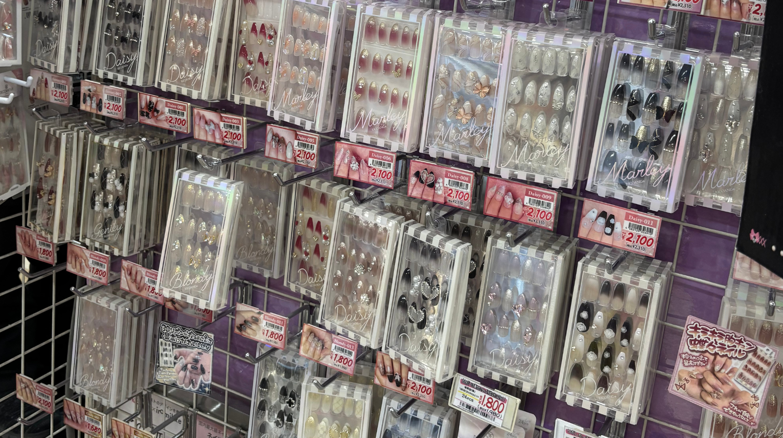 ネイルチップ売り場　2025年1月 プレミアムグッズナビ撮影 都内ドン・キホーテ