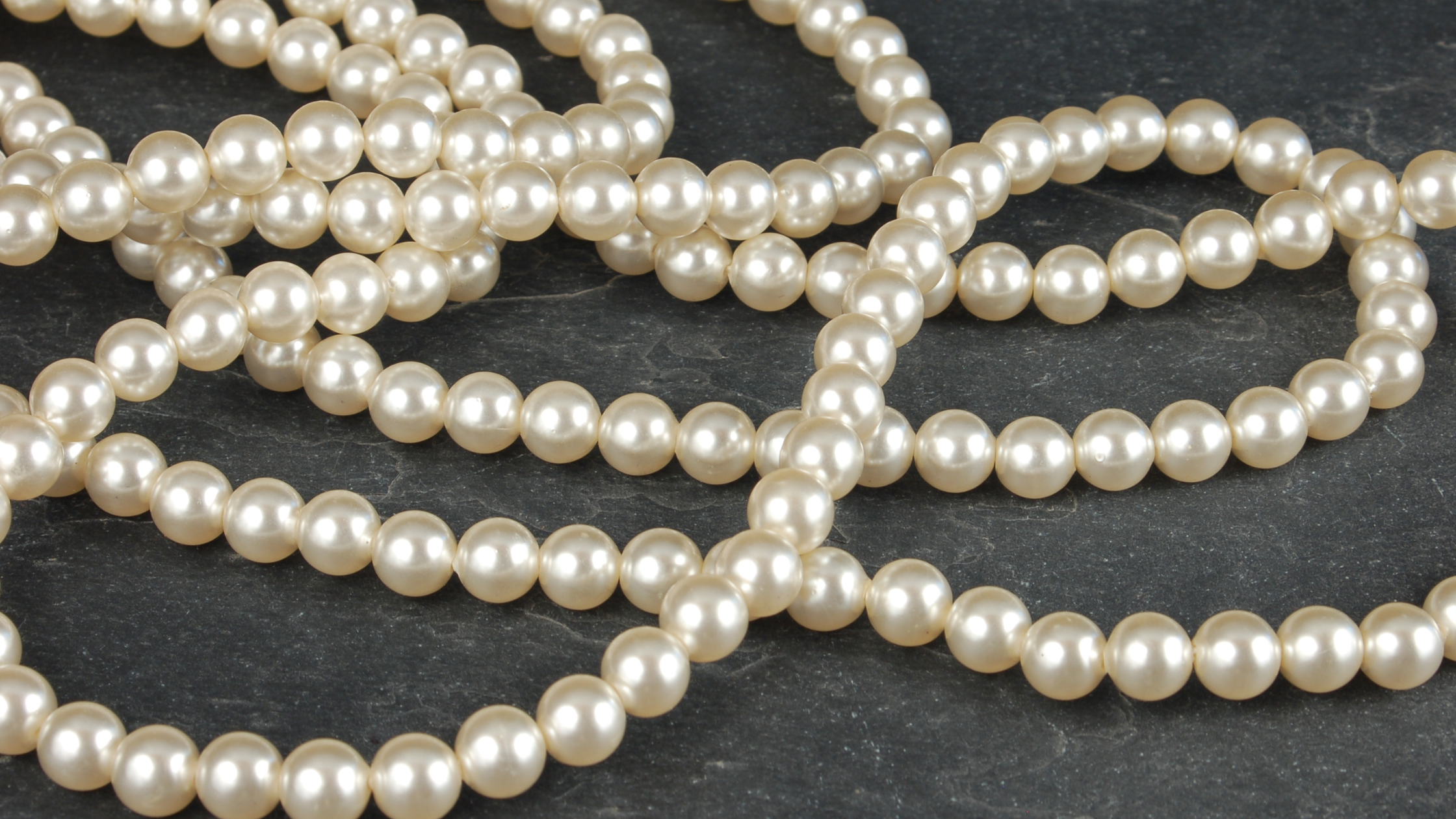 冠婚葬祭にふさわしいパールネックレスの長さと選び方を徹底解説