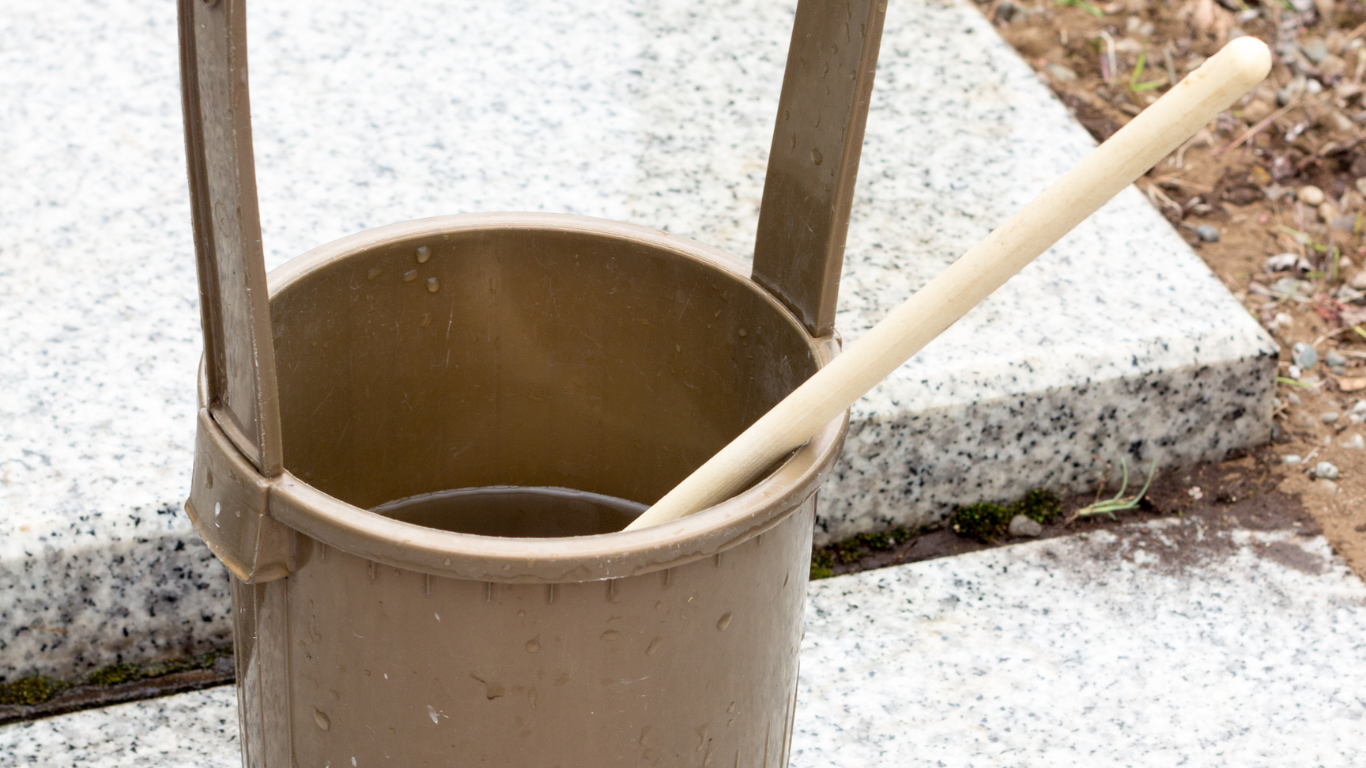 墓参りの桶はどこで買う？ホームセンターや通販の選び方を解説