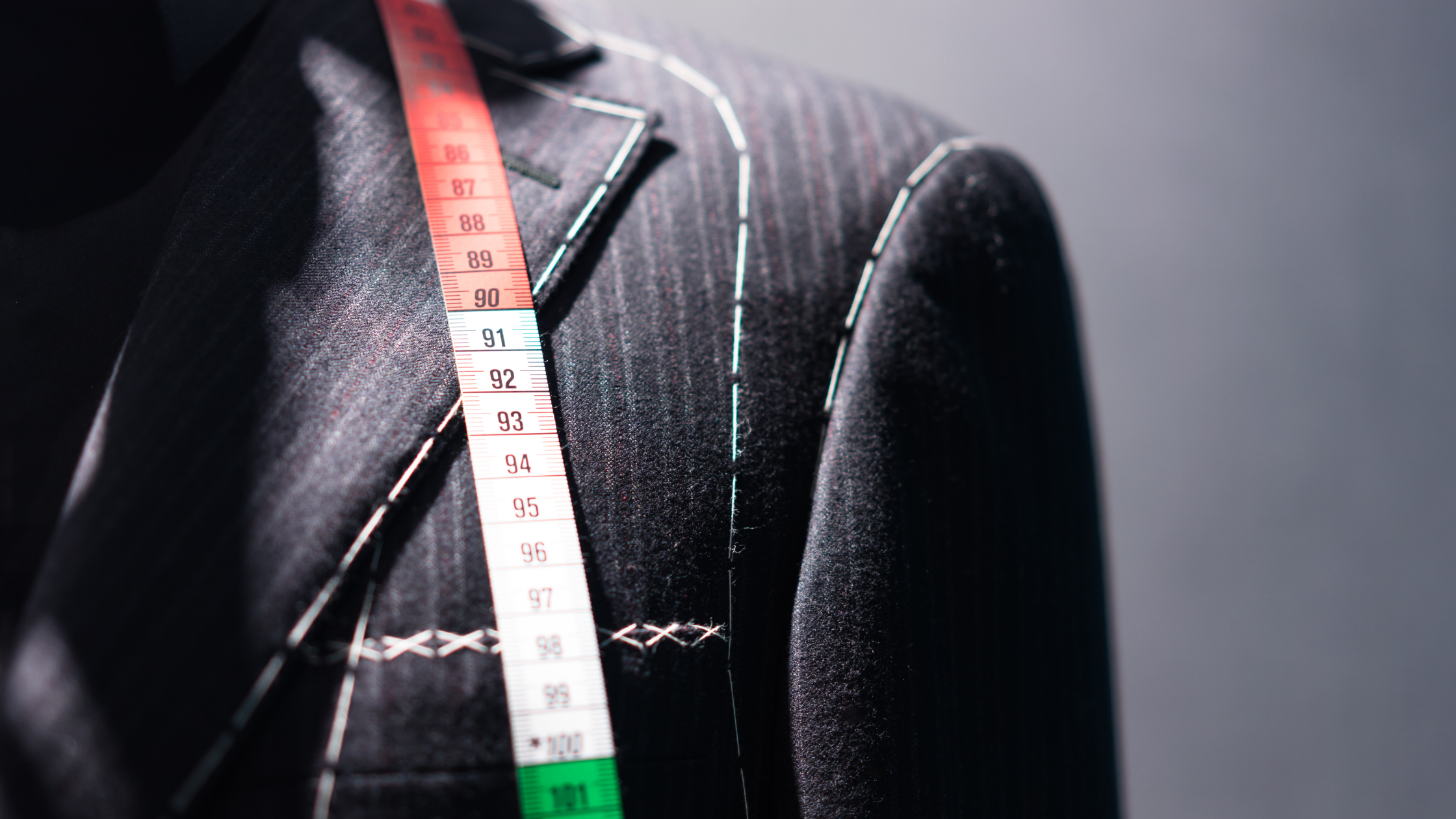 婚約指輪のお返しにスーツが人気。その理由とおすすめブランド・選び方と購入方法を解説