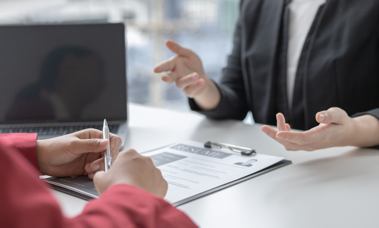 転職　スーツ　女性　インナー　襟
