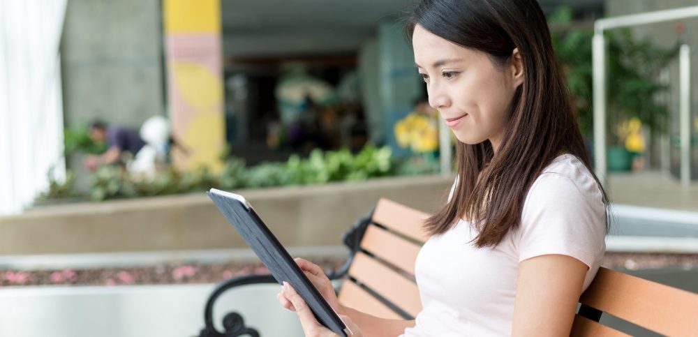 転職用のスーツを探している女性