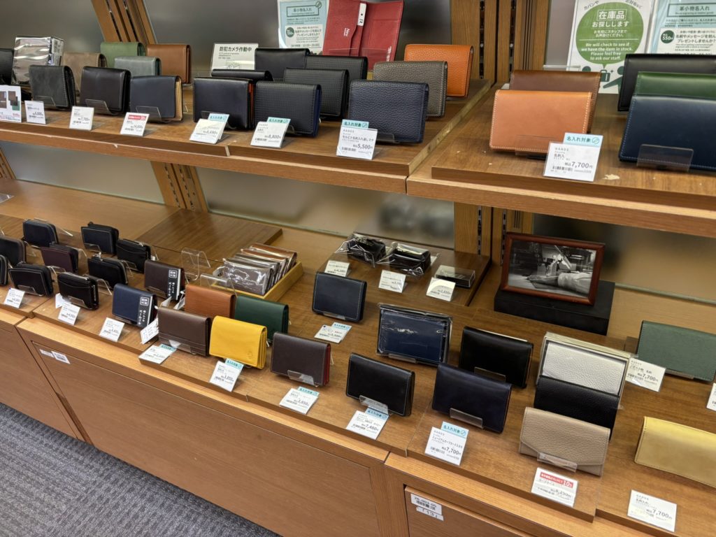 2026年プレミアムグッズナビせいご撮影　ハンズ文房具売場の中の名刺入れ陳列棚　種類が多く清潔感がある