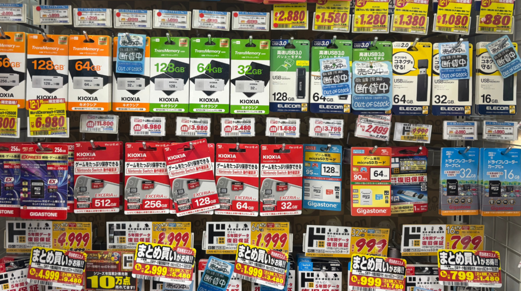 ドン・キホーテのSDカード売り場。KIOXIAの赤いパッケージで256GBや512GBの大容量モデルが並んでいる。