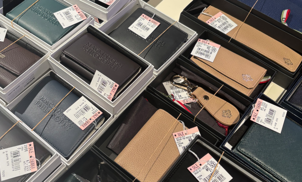 2025年1月　プレミアムグッズナビナビ撮影　百貨店での名刺入れセール品