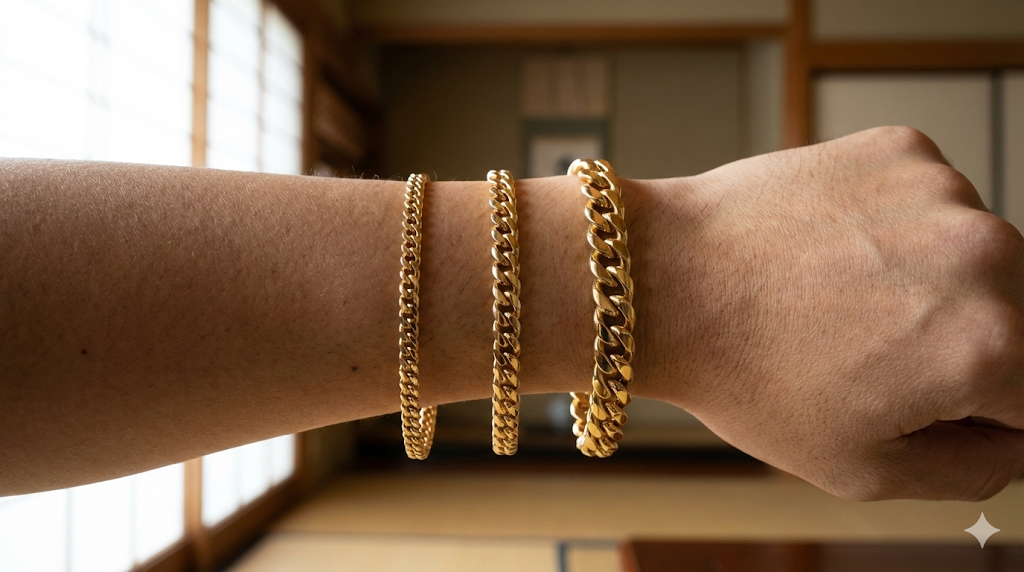 日本人男性の前腕に装着された、異なる太さ（約30g、50g、100g相当）の3本の18金喜平ブレスレットの比較写真。